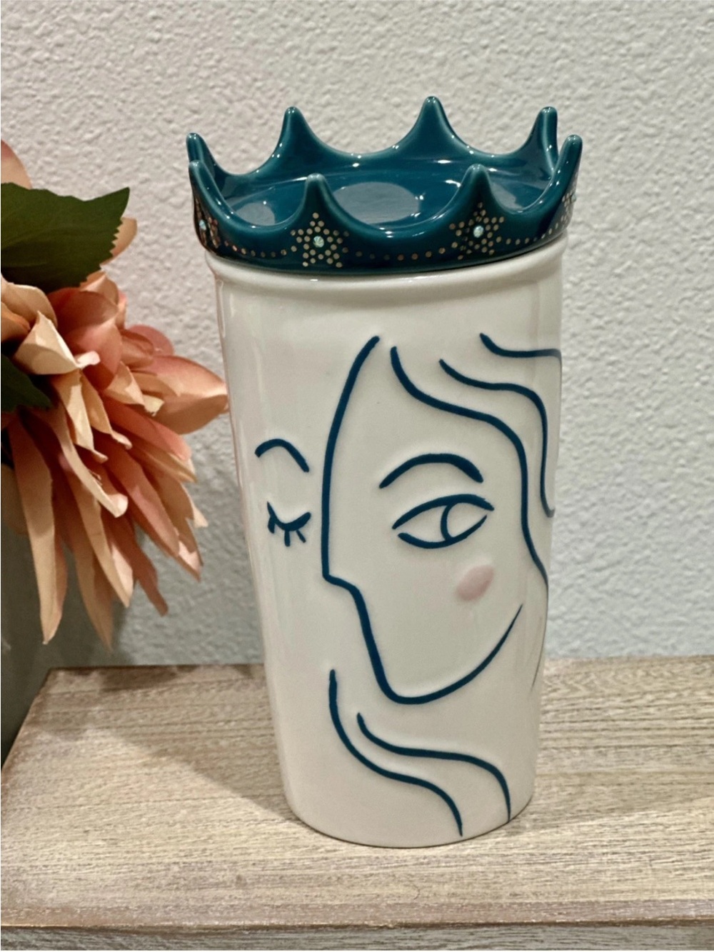Starbucks Siren Queen Crown Lid Minimalist Line Art Ceramic Mug
Collectible 2017